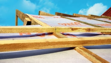 Folia wysokoparoprzepuszczalna na dachu czyli warstwa wstępnego krycia Folia wysokoparoprzepuszczalna na dachu czyli warstwa wstępnego krycia