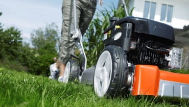 Kosiarka wymaga przed sezonem oczyszczenia i naostrzenia. W spalinowych trzeba dodatkowo wymienić olej i świece