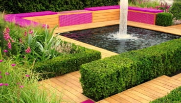 O uroku tego ogrodowego zakątka decyduje oszczędna geometria kształtów wszystkich elementów, oryginalny dobór barw i plusk fontanny.