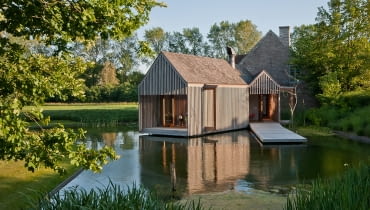 Dzięki malowniczym krajobrazom, wnętrze może zmieniać swoją dekorację razem z otaczającą go przyrodą. dom, drewno, architektura świat, Belgia, krajobraz flamandzki, dobudowa, ażur, konstrukcja, rzeźba