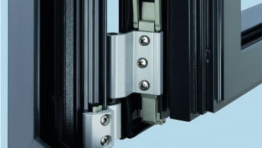 Gdy tylko jedno skrzydło okienne nie domyka się, najczęściej wystarczy wyregulować okucie Gdy tylko jedno skrzydło okienne nie domyka się, najczęściej wystarczy wyregulować okucie