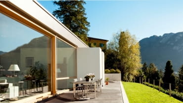 Profile okien Capital Smart wykonane są z drewna nowoczesne okna, antywłamaniowe okna, taras