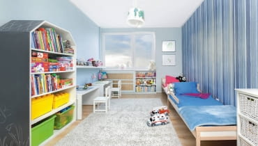 Na ścianach króluje teraz niebieski kolor w kilku odcieniach. Jedną z nich oklejono pasiastą tapetą; pozostałe są pomalowane jasnobłękitną farbą. Lampa sufitowa, z abażurem ozdobionym malowidłami dzieci, jest ta sama co przedtem. Na ścianach króluje teraz niebieski kolor w kilku odcieniach. Jedną z nich oklejono pasiastą tapetą; pozostałe są pomalowane jasnobłękitną farbą. Lampa sufitowa, z abażurem ozdobionym malowidłami dzieci, jest ta sama co przedtem.