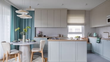 Duża kuchnia z wyspą – marzenie pani domu – płynnie łączy się z częścią jadalnianą. Obydwie strefy stały się centrum rodzinnego życia.