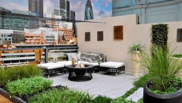 Znakiem firmowym tarasu jest umocowany do barierki ogromny ekran z laminatu (po lewej). Znakiem firmowym tarasu jest umocowany do barierki ogromny ekran z laminatu (po lewej).