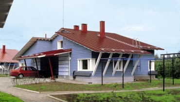 Odnowiony farbami dach pokryty blachą płaskią Odnowiony farbami dach pokryty blachą płaskią