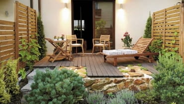 Projekty ogrodów. Mały ogród jak nastrojowy obraz. Jeśli ogród jest głównie miejscem wytchnienia po pracy, warto pomyśleć o odpowiednim oświetleniu, aby miło było tam posiedzieć także wieczorami