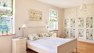 Przyznam, że odczuwam zazdrość, gdy&#8200;patrzę na prezentowane sypialnie. Chodzi nie tylko o&#8200;urodę tych wnętrz, ale&#8200;także o odwagę, jaką wykazali się ich gospodarze. Nie&#8200;oglądając się bowiem na trendy lansowane przez dekoratorów, pokusili się o zrealizowanie własnych wizji i marzeń.<br/> stylowe meble zrobiono na zamówienie według projektu pani domu. Nie&#8200;trzymała się ona ściśle starych gustawiańskich wzorów, przywołała jedynie ich&#8200;ducha, nadając sprzętom lekką formę i jasną barwę. Krawędzie szafek nocnych i&#8200;łóżka zostały lekko przetarte, co dodało meblom patyny.