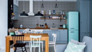 W kuchni główną role odgrywają geometryczne płytki pokrywające całą ścianę nad blatem kuchennym. Mieszkanie w stylu skandynawskim