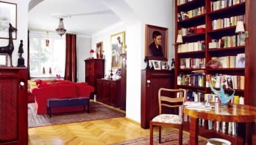 Z salonu do biblioteki prowadzi szerokie łukowate przejście. Na stoliku art déco - mosiężna tancerka z tego samego okresu. UWAGA PONOWNA PUBLIKACJA ZA ZGODA WLASCICIELI WNęTRZA MEBLE ARCHITEKTURA salon biblioteka aranżacja