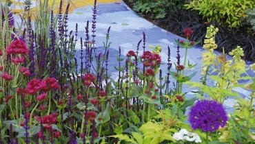 OGROD , KOLOR W OGRODZIE , KOLOROWA SCIEZKA WSPOLGRA Z KOLORAMI KWIATOW NA RABATACH FOT. LILIANNA SOKOLOWSKA PUBLIKACJA OGRODY NUMER SPECJALNY 1/2011 - 50 SPOSOBOW NA PIEKNY OGROD - 5 2011 SLOWA KLUCZOWE: OGROD RABATA NAWIERZCHNIA ROSLINA KWIAT ZDJĘCIE DO WKŁADKI: PUBLIKACJA OGRODY NUMER SPECJALNY 1/2011 - 50 SPOSOBOW NA PIEKNY OGROD - CZASOPISMA