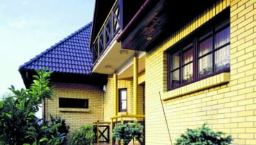 Nadproża nad otworami okiennymi i drzwiowymi wymurowane z cegieł ustawionych w pionie DOM ELEWACJA Z CEGIEL KLINKIEROWYCH PUBLIKACJA LADNY DOM NR 4 (102) - 4 2007