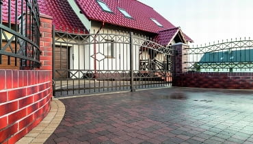 Minimalna szerokość podjazdu - 3 m, miejsce na jedno auto - 2,5×5 m