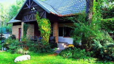 Duża działka letniskowa w pięknej okolicy od lat urzekała jej właścicieli niepowtarzalnym klimatem. W końcu zbudowali na niej dom idealnie wtopiony w krajobraz Duża działka letniskowa w pięknej okolicy od lat urzekała jej właścicieli niepowtarzalnym klimatem. W końcu zbudowali na niej dom idealnie wtopiony w krajobraz