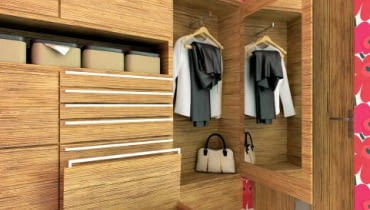 PRZEDPOKÓJ. W małym przedpokoju często nie mieszczą się standardowe szafy. A okrycia wierzchnie i buty trzeba gdzieś trzymać. Nasi projektanci przygotowali wizualizacje z zabudową na wymiar w roli głównej. Trudno byłoby znaleźć szafę z tyloma udogodnieniami. <BR > Zabudowa z fornirowanej płyty wiórowej na pierwszy rzut oka wygląda dość typowo; tymczasem kryją się w niej zaskakujące rozwiązania, np. skrzynia- -siedzisko. Do frontów w środkowej części zabudowy zamocowano uchwyty w formie relingów; pozostałe, boczne szafki otwiera się na dotyk. Na drzwiach jednej z nich naklejono lustro, a właściwie - samoprzylepną folię lustrzaną (do kupienia m.in. w supermarketach budowlanych i sklepach internetowych; za kawałek 45 x 50 cm zapłacimy ok. 8 zł). W porównaniu z tradycyjnym lustrem dużo łatwiej ją przykleić (również na ścianie), a poza tym - jest nietłukąca! PRZEDPOKÓJ. W małym przedpokoju często nie mieszczą się standardowe szafy. A okrycia wierzchnie i buty trzeba gdzieś trzymać. Nasi projektanci przygotowali wizualizacje z zabudową na wymiar w roli głównej. Trudno byłoby znaleźć szafę z tyloma udogodnieniami. <BR > Zabudowa z fornirowanej płyty wiórowej na pierwszy rzut oka wygląda dość typowo; tymczasem kryją się w niej zaskakujące rozwiązania, np. skrzynia- -siedzisko. Do frontów w środkowej części zabudowy zamocowano uchwyty w formie relingów; pozostałe, boczne szafki otwiera się na dotyk. Na drzwiach jednej z nich naklejono lustro, a właściwie - samoprzylepną folię lustrzaną (do kupienia m.in. w supermarketach budowlanych i sklepach internetowych; za kawałek 45 x 50 cm zapłacimy ok. 8 zł). W porównaniu z tradycyjnym lustrem dużo łatwiej ją przykleić (również na ścianie), a poza tym - jest nietłukąca!