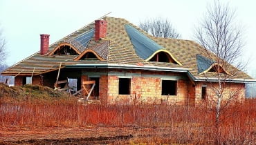 Lukarny to efektowne detale architektoniczne, ale też kosztowny sposób doświetlenia poddasza