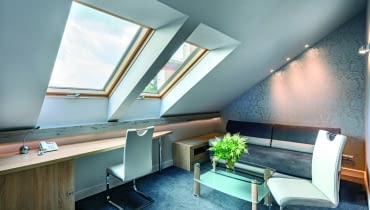 Pakiety szybowe stosowane w oknach dachowych Fakro posiadają wieczystą gwarancję na gradobicie, a wszystkie okna dachowe są objęte 10-letnią gwarancją Okna dachowe Fakro