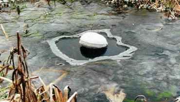 STYROPIANOWY PRZEREBEL ZIMA LOD JEZIORKO WODA STAW ZBIORNIK WODNY OCZKO WODNE FOT. SERWIS PRASOWY FIRMA OASE PUBLIKACJA OGRODY NR 11 (55) - 11.2003 PUBLIKACJA LADNY DOM NR 1 (75) - 1.2005 SLOWA KLUCZOWE: OGRODY ZIMA WODA ZDJĘCIE DO WKŁADKI: PUBLIKACJA OGRODY NR 11 (55) , PUBLIKACJA LADNY DOM NR 1 (75) - CZASOPISMA