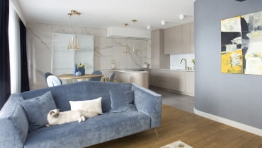 Salon jest podzielony na strefy Kobiece i eleganckie mieszkanie w Kielcach