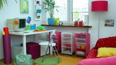 W pokoju ucznia roślina stojąca na parapecie powinna być tak dobrana, żeby nie zabierała zbyt dużo światła. 18.12.2002 WARSZAWA - POKOJ NASTOLATKA ,