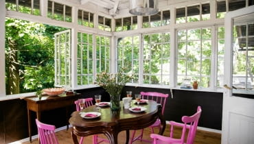 DRUGA WERANDA - JADALNIA. Tu także mnóstwo pamiątek po dziadkach Smirnowych. Stół był częścią wiana Eugenii, a stolik do brydża (pod oknem), z rozkładanym blatem wyłożonym od środka zielonym suknem, należał do Konstantego.