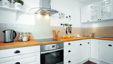 Blat na szafkach jest ten sam, ale został odnowiony przez stolarza - wyszlifowany i pokryty olejem, który podkreślił rysunek słojów i barwę dębowego drewna. Na ścianie zawisły nowe szafki - dwie z nich to podświetlane witrynki. Blat na szafkach jest ten sam, ale został odnowiony przez stolarza - wyszlifowany i pokryty olejem, który podkreślił rysunek słojów i barwę dębowego drewna. Na ścianie zawisły nowe szafki - dwie z nich to podświetlane witrynki.