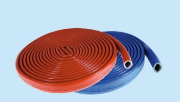 Otulina izolacyjna dla rur układanych pod tynkiem często występuje w dwóch kolorach - czerwonym i niebieskim Izolacja rur ciepłej i zimnej wody