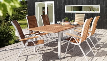 WYPRZEDAŻ!: Stół VERMONT d.240+4 krzesła VERMONT, NOWA CENA: 1840zł, stara cena: 2395zł (OSZCZĘDZASZ 555zł!). STÓŁ: rozmiar po zmontowaniu: szerokość: 100cm, długość: 240cm, wysokość: 75cm, materiał stołu: rama/stelaż: aluminium, blat: drewno twarde Parana, funkcja: otwór na parasol, rozmiar regulowany: 180-240 cm, obróbka: olejowany, kolor: szary. KRZESŁO: rozmiar po zmontowaniu: szerokość: 58 cm, długość: 57 cm, wysokość: 88 cm, materiał krzesła: rama/stelaż: aluminium, oparcie: drewno twarde Parana, siedzisko: drewno twarde Parana, funkcja: można ustawiać jedno na drugim, obróbka: olejowane, kolor: szary. Do kupienia w sklepach JYSK. WYPRZEDAŻ!: Stół VERMONT d.240+4 krzesła VERMONT, NOWA CENA: 1840zł, stara cena: 2395zł (OSZCZĘDZASZ 555zł!). STÓŁ: rozmiar po zmontowaniu: szerokość: 100cm, długość: 240cm, wysokość: 75cm, materiał stołu: rama/stelaż: aluminium, blat: drewno twarde Parana, funkcja: otwór na parasol, rozmiar regulowany: 180-240 cm, obróbka: olejowany, kolor: szary. KRZESŁO: rozmiar po zmontowaniu: szerokość: 58 cm, długość: 57 cm, wysokość: 88 cm, materiał krzesła: rama/stelaż: aluminium, oparcie: drewno twarde Parana, siedzisko: drewno twarde Parana, funkcja: można ustawiać jedno na drugim, obróbka: olejowane, kolor: szary. Do kupienia w sklepach JYSK.