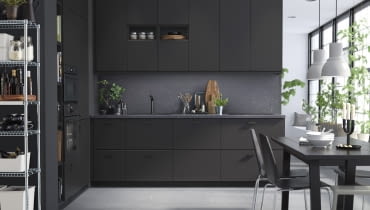 Kuchnia z ciemnymi szafkami. Kuchnia z ciemnymi szafkami.