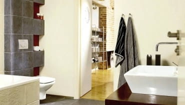 Echo przeszłości. Ścianka instalacyjna przypomina piec kaflowy o nietypowym kształcie. Zamiast kafli - płytki gresu. Pomalowane na bordowo małe wnęki dekoracyjne ożywiają tę oryginalną konstrukcję. UWAGA PONOWNA PUBLIKACJA ZA ZGODA WLASCICIELI