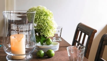 Szklane lampiony na świece to jedna z najmodniejszych dekoracji salonów. Moda na nie przybyła do nas ze Stanów Zjednoczonych. W takiej aranżacji świece dodatkowo zyskują na elegancji, a nasz stół jest lepiej chroniony przed woskiem. Szklane lampiony na świece to jedna z najmodniejszych dekoracji salonów. Moda na nie przybyła do nas ze Stanów Zjednoczonych. W takiej aranżacji świece dodatkowo zyskują na elegancji, a nasz stół jest lepiej chroniony przed woskiem.