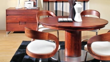 Krzesła są tak wyprofilowane, aby idealnie pasowały do sylwetki siedzących w nich osób - modernistyczni projektanci ogromną wagę przykładali do ergonomii. Krzesła są tak wyprofilowane, aby idealnie pasowały do sylwetki siedzących w nich osób - modernistyczni projektanci ogromną wagę przykładali do ergonomii.