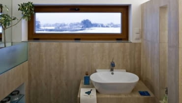 Urządzanie małej łazienki przypomina układanie puzzli - trzeba idealnie dopasować wszystkie elementy, tak by się pomieściły, do urządzeń był wygodny dostęp, a w pomieszczeniu zostało jeszcze trochę wolnego miejsca. ŁAZIENKA: Bliska ideału. Łazienkę wykończono gresem do złudzenia przypominającym trawertyn (ma nawet tak samo jak ten kamień porowatą powierzchnię). Jednakowe płytki położone na ścianach i podłodze - to często stosowany trik optycznie powiększający wnętrze. WNETRZA , LAZIENKA STYLIZACJA DOROTA KARPINSKA FOT. RAFAL LIPSKI PUBLIKACJA CZTERY KATY NR 3 (221) - 3 2010