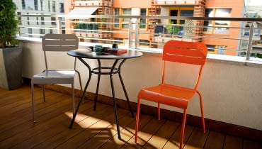 Zestaw Kilby: - krzesło: metalowe, dostępne w 2 kolorach (szarym i pomarańczowym). Stolik: metalowy o wysokości 71cm. Castorama, krzesło 196 zł, stolik 172 zł. Zestaw Kilby: - krzesło: metalowe, dostępne w 2 kolorach (szarym i pomarańczowym). Stolik: metalowy o wysokości 71cm. Castorama, krzesło 196 zł, stolik 172 zł.