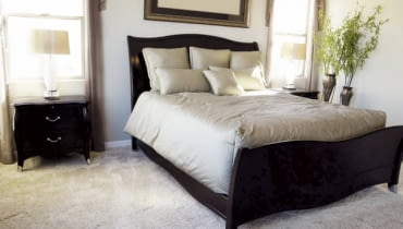 Podłogi. W głównej sypialni można sobie pozwolić na bardzo komfortową, jasną wykładzinę welurową lub pętelkową ciętą, o długim gęstym runie