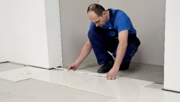 Przed ułożeniem rozmieszczenie wielkich płytek warto sprawdzić na sucho Przed ułożeniem rozmieszczenie wielkich płytek warto sprawdzić na sucho