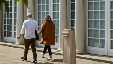 Skrzynka pocztkowa "Serpentine Postbox". Zespół: Hans Ulrich Obrist, dyrektor artystyczny Serpentine Galleries, Nina Tolstrup i Jack Mama ze Studiomama Skrzynka pocztkowa "Serpentine Postbox". Zespół: Hans Ulrich Obrist, dyrektor artystyczny Serpentine Galleries, Nina Tolstrup i Jack Mama ze Studiomama