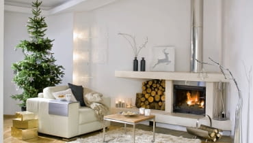 <B>Nie potrzeba wiele, by do mieszkania wprowadzić uroczysty nastrój. Nawet wnętrze urządzone minimalistycznie podda się staraniom gospodyni - kolorowe bombki, pełne uroku stroiki, ciepłe płomienie świec i ogień w kominku uczynią z naszego domu miejsce idealne do spotkań z bliskimi.</B> <BR >DEKORACJE ŚWIĄTECZNE. W salonie z białymi ścianami przywołajmy zimowy krajobraz. Choinka w płatkach śniegu, migoczące tafle szklanych dekoracji, światło świec, miękki niczym śnieg dywan. WNETRZA POKOJ SWIETA BOZE NARODZENIE CHOINKA MEBLE STYLIZACJA MAGDA OLSZEWSKA FOT. RAFAL LIPSKI PUBLIKACJA CZTERY KATY NR 12 (206) - 12 2008