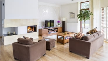 <B>Adrianna i Daniel pomyśleli o swoim domu, gdy jeszcze mieszkali za granicą. Projekt uzgadniali z architektem przez internet. Małżonkowie mieli różne wizje, nowoczesna wersja pani domu często odbiegała od tradycyjnych wyobrażeń jej męża. Jednak dom, który powstał, w równym stopniu podoba się obojgu.</B> <BR />W salonie panuje spokojna, wypoczynkowa atmosfera, której sprzyjają naturalne materiały, stonowane barwy i proste formy mebli. Nie bez znaczenia jest też widok na ogród rozciągający się za ogromnymi oknami, w których zamontowano okiennice wewnętrzne.