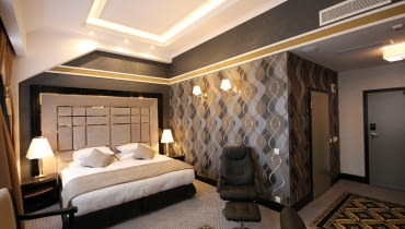 Pokoje hotelowe zaaranżowano równie bogato jak wnętrza ogólnodostępne. Blasku im dodaje dekoracyjne oświetlenie. hotel