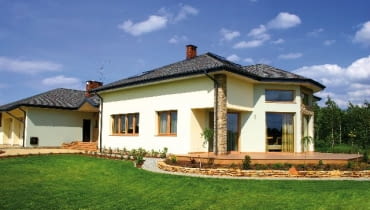 Dla większości inwestorów najodpowiedniejsze będzie okno o dobrym, czyli niskim współczynniku U. Dzięki temu z domu będzie uciekało mniej ciepła dom jednorodzinny