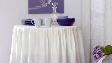 <B>Wnętrze najłatwiej udekorować tkaninami. Jeśli pokusimy się o ich własnoręczne ozdobienie, efekt będzie... po prostu malowany.</B> <BR />Obrus ozdabiamy etapami. Zaczynamy od najszerszego i najjaśniejszego pasa, zanurzając sporą część tkaniny w mocno rozcieńczonej farbce. Kiedy obrus wyschnie, barwimy mniejszy fragment w roztworze o intensywniejszym odcieniu. W podobny sposób farbujemy trzeci - najwęższy i najciemniejszy pas. WNETRZA ELEMENTY DEKORACYJNE STYLIZACJA KINGA KOLARY FOT. RADOSLAW WOJNAR PUBLIKACJA CZTERY KATY NR 1 (207) - 1 2009 SLOWA KLUCZOWE: WNETRZA DEKORACJE ZDJĘCIE DO WKŁADKI: PUBLIKACJA CZTERY KATY NR 1 (207) - CZASOPISMA