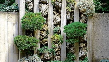 Ogrodzenie - skalniak. W szczelinach między kamieniami rosną bodziszki dalmackie, rogownice, paprotki (Polypodium), dzwonki, kosówka oraz irga Dammera. 16.07.2003 BRNO ARBORETUM WYZSZEJ SZKOLY ROLNICZEJ W BRNIE SZTUCZNE SKALY SKALA SZTUCZNA TUF WULKANICZNY BETON KRZEWY IGLASTE LISCIASTE BYLINY OGROD SKALNY POMYSLY FOT PAWEL SLOMCZYNSKI / AGENCJA GAZETA