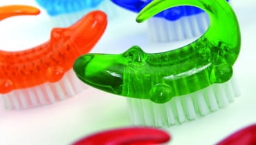 Wykonują za nas czarną robotę - solą, kroją, dźwigają karteczki i trzymają spinacze. Poświęćmy im trochę życzliwej uwagi. <BR /> AKCESORIA. Szczoteczka do paznokci Dundee, 39 zł, fabrykaform.pl