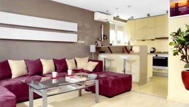 Niewielkie mieszkanie w starej kamienicy w centrum Warszawy składało się z trzech ciasnych pokoików, zamkniętej kuchni, łazienki i toalety. Ponieważ było bardzo zniszczone, niezbędny okazał się generalny remont - wymiana podłóg, okien, drzwi i grzejników. Zlikwidowano też większość ścian - z trzech pokojów zrobiły się dwa, a kuchnia zmieniła się w otwarty aneks. Niewielkie mieszkanie w starej kamienicy w centrum Warszawy składało się z trzech ciasnych pokoików, zamkniętej kuchni, łazienki i toalety. Ponieważ było bardzo zniszczone, niezbędny okazał się generalny remont - wymiana podłóg, okien, drzwi i grzejników. Zlikwidowano też większość ścian - z trzech pokojów zrobiły się dwa, a kuchnia zmieniła się w otwarty aneks.