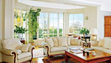 Wykusze - dzięki przeszkleniom nierównoległym do elewacji - wydłużają czas penetracji promieni słonecznych, 'łapiąc' światło z wielu kierunków. PONOWNA PUBLIKACJA ZA ZGODA WLASCICIELI !!!!!! DOM MUROWANY , PIETROWY , Z PIWNICA I GARAZEM NZ WNETRZA - SALON MEBLE FOT. JOANNA SIEDLAR PUBLIKACJA LADNY DOM NR 1 (123) - 1 2009