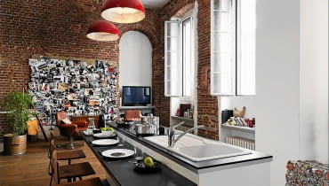 <B>To oczywiście tylko hasło. Wcale nie musimy mieszkać w metropolii, żeby mieć kuchnię zaaranżowaną w miejskim stylu. Wystarczy użyć odpowiednich dekoracji oraz urządzeń, naczyń i dodatków podkreślających charakter wnętrza. Przyda się to zresztą również wtedy, gdy panorama wielkiego miasta jest jedynie widoczna zza okna. </B><BR /> Style: W kuchni w starej kamienicy pozostawiono na ścianie odkryte cegły. Zamiast typowej zabudowy jest tylko duża wyspa z nowoczesnym zlewozmywakiem i płytą kuchenną. Styl wnętrza podkreślają stalowe naczynia, dodatki i oświetlenie. <B>To oczywiście tylko hasło. Wcale nie musimy mieszkać w metropolii, żeby mieć kuchnię zaaranżowaną w miejskim stylu. Wystarczy użyć odpowiednich dekoracji oraz urządzeń, naczyń i dodatków podkreślających charakter wnętrza. Przyda się to zresztą również wtedy, gdy panorama wielkiego miasta jest jedynie widoczna zza okna. </B><BR /> Style: W kuchni w starej kamienicy pozostawiono na ścianie odkryte cegły. Zamiast typowej zabudowy jest tylko duża wyspa z nowoczesnym zlewozmywakiem i płytą kuchenną. Styl wnętrza podkreślają stalowe naczynia, dodatki i oświetlenie.