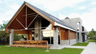 Fragment budynku od strony tarasu Fragment budynku od strony tarasu