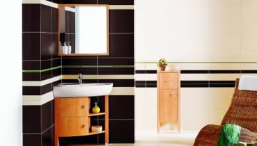 <B>Mała powierzchnia albo nietypowy kształt utrudnia funkcjonalne urządzenie łazienki. Potrzebujemy wtedy nie tylko dobrego projektu, ale też mebli i urządzeń o mniejszych wymiarach lub montowanych w rogu. Prezentujemy takie modele wybrane z oferty producentów.</B> <BR >NIETYPOWE ŁAZIENKI: MEBLE. Hestia, laminowana płyta, fronty foliowane; szafka pod umywalkę, 64,3 x 38,3 cm, 799 zł; lustro z półką, do montażu w narożniku, szer. 64,7 cm, 390 zł; szafka stojąca, szer. 36 cm, 658 zł, Cersanit