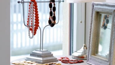 Co ma wisieć jest oczywiście ważne. Nie mniej istotne jest również - na czym. Okazuje się, że nawet tak prozaiczne drobiazgi jak wieszaki mogą być ciekawą ozdobą. Nasza stylistka wykorzystała do ich zrobienia dość nietypowe materiały. <BR />Skarbczyk - drewnianą podstawkę (tu wykorzystano tralkę - element balustrady przy schodach) malujemy na srebrny kolor. W niej osadzamy dwa wygięte aluminiowe pręty z 'pętelkami' na końcach, przez które przekładamy rurkę z przyklejonymi metalowymi koralikami.